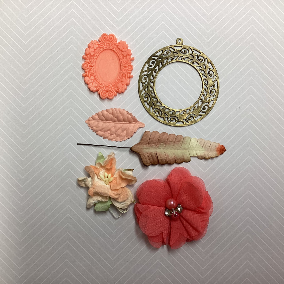 Scrapbooksrus VICTORIAN EPHEMERA Oval Cameo Frame & Flowers 6pc