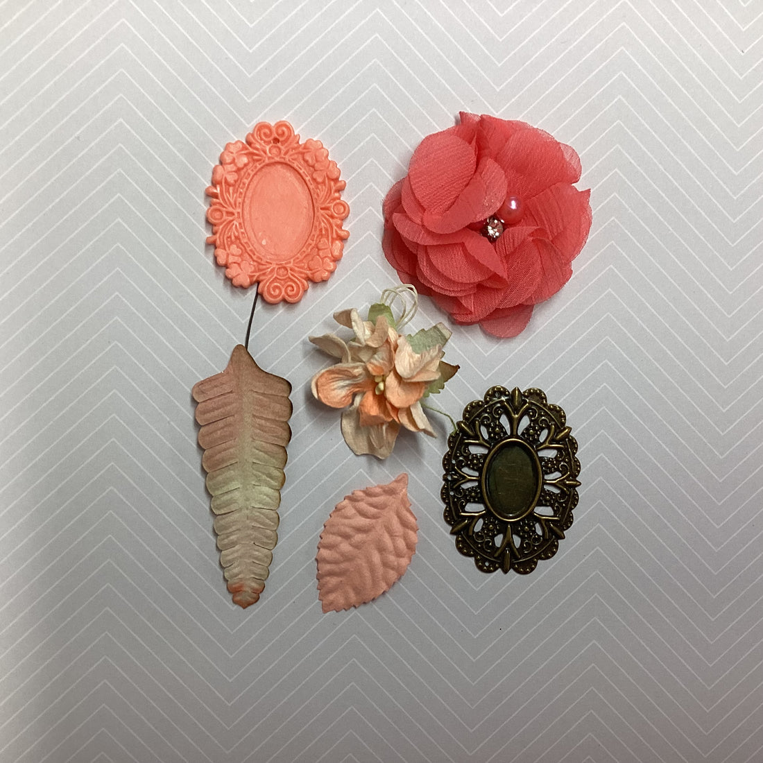 Scrapbooksrus VICTORIAN EPHEMERA Oval Cameo Frame & Flowers 6pc