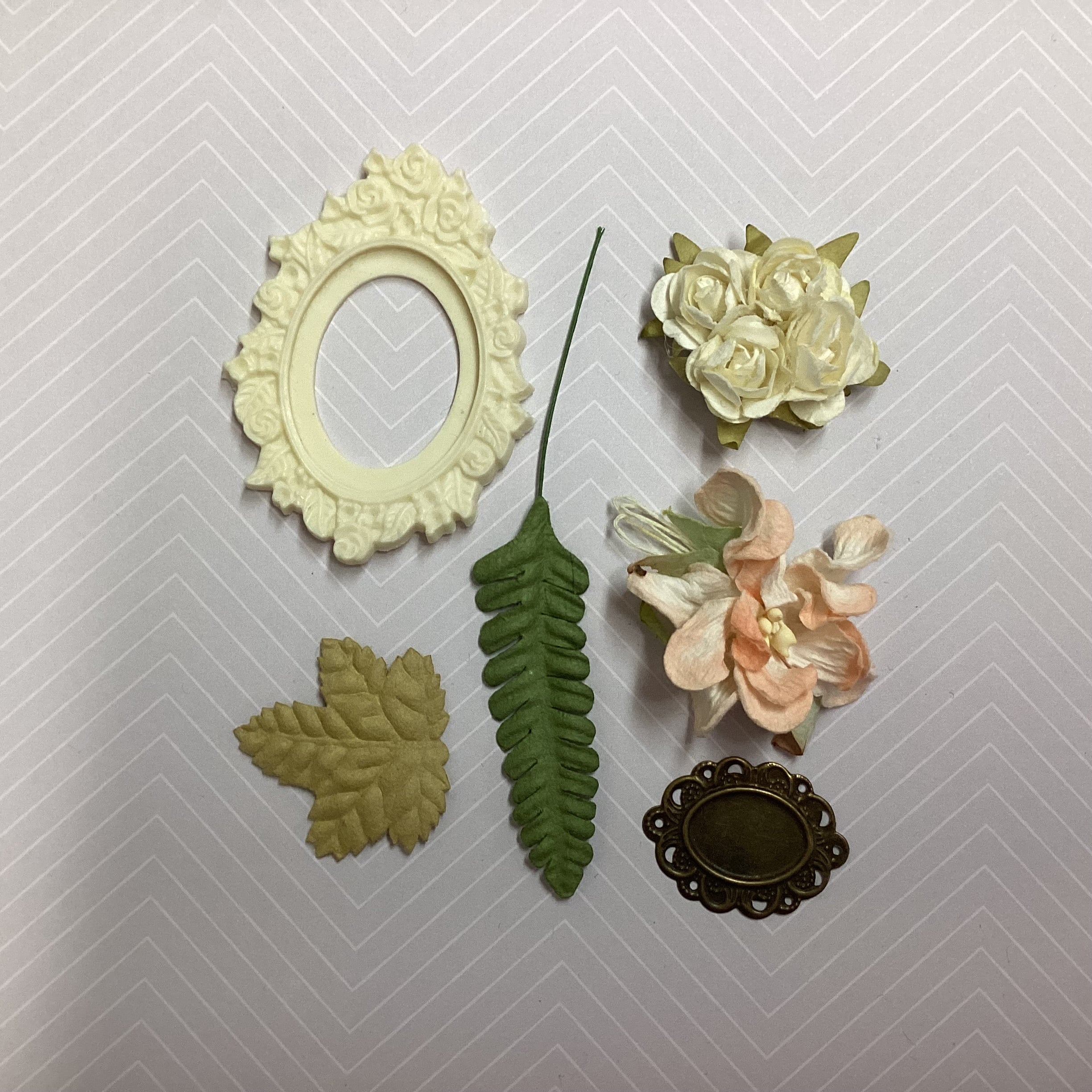 Scrapbooksrus VICTORIAN EPHEMERA Oval Cameo Frame & Flowers 6pc