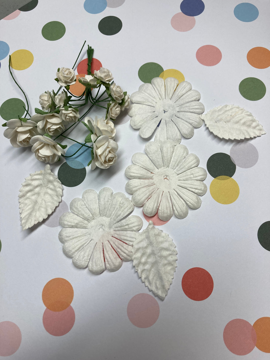 Mini Roses Daisy Leaves WHITE 21pc