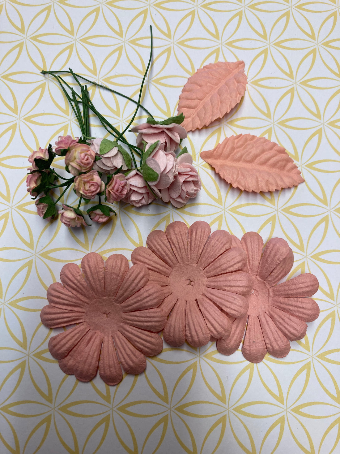 Mini Roses Daisy Leaves LIGHT PINK 21pc